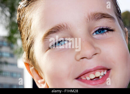 Hübscher Junge blaue Augen Lächeln und posieren Stockfoto