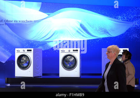 Berlin, Deutschland. 2. Sep, 2015. Zwei Frauen gehen vor zwei Waschmaschinen auf dem "Siemens"-Unternehmen-Stand während der ersten Pressetag für die internationale Consumer Electronics Messe "IFA", auf dem Messegelände in Berlin, Deutschland, 2. September 2015. Die Messe statt findet vom 4. bis 9. September 2015. Bildnachweis: Dpa picture Alliance/Alamy Live News Stockfoto