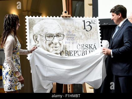 Prag, Tschechische Republik. 02. Sep 2015. Präsentation der Briefmarke gewidmet Sir Nicholas Winton, wer viele tschechische jüdische Kinder aus der NS-Verfolgungen, in Prag, Tschechische Republik, 2. September 2015 gerettet. Abgebildete Direktor der Tschechischen Post Martin Elkan (rechts) und britische Botschafter Jan Thompson. © Roman Vondrous/CTK Foto/Alamy Live-Nachrichten Stockfoto