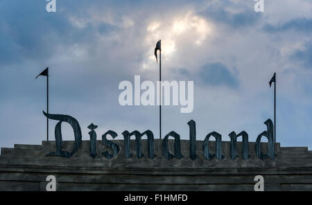 Der Eingang zum Blick über Banksy Dismaland, Verblüffung Park direkt am Meer in Weston-super-Mare bei Sonnenuntergang. Stockfoto