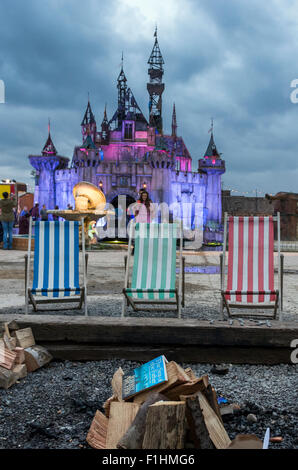 Die Feuerstelle bei Banksy Dismaland, einem Verblüffung Park direkt am Meer in Weston-super-Mare Stockfoto