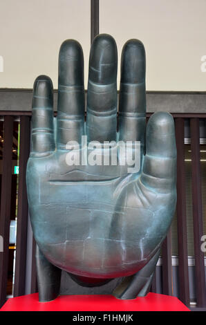 Hand der Daibutsu Budda-Statue im Tempel Tōdai-Ji in Nara, Japan Stockfoto