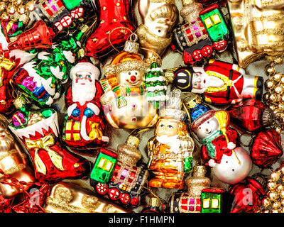 Christbaumkugeln Dekorationen, Kugeln, Spielsachen und bunten Ornamenten. Festliches arrangement Stockfoto