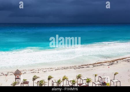 Stürmisches Wetter in Cancun, wunderschönen türkisfarbenen Meer unter dunklen blauen Wolken, Ansicht von oben Stockfoto