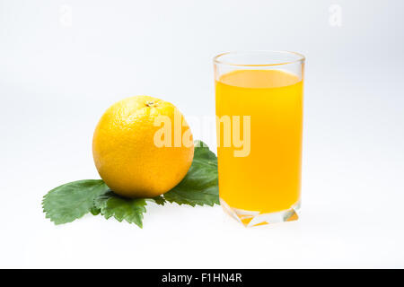 Orangensaft und Orange isoliert auf weiss Stockfoto