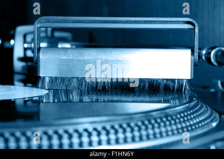 Reinigung von Vinyl-Schallplatte. Pinsel auf Plattenspieler Stockfoto