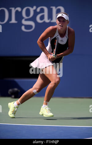 Flushing Meadows, New York, USA. 01. Sep, 2015. Dänemarks Caroline Wozniacki, die Nummer 4 Samen, während ihrer ersten Runde Jamie Loeb der Vereinigten Staaten bei den US Open in Flushing Meadows, New York. Bildnachweis: Adam Stoltman/Alamy Live-Nachrichten Stockfoto