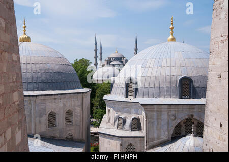 Türkei, ISTANBUL: Aus einem Fenster in der Hagia Sophia ist die blaue Moschee ersichtlich. Die Hagia Sophia ist einer der Istanbuler historica Stockfoto