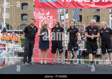 Die Clipper-Crew der LMAX Exchange gesponsert Yacht, interviewt in St Katharine Docks zu Beginn des Rennens Clipper 2015-6. Stockfoto