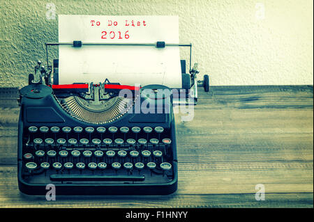 Schreibmaschine mit weißem Papierseite auf Holztisch. Beispieltext zu tun Liste 2016. Vintage-Stil getönten Bild Stockfoto