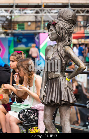 London, Camden Town, Statue Skulptur Bronze Denkmal Grammy Award Gewinner Sänger Songwriter Amy Winehouse 1983 - 2011 Stockfoto