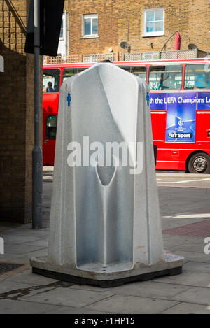 London, Chalk Farm, Camden Town, öffentlichen, nicht abgeschirmten wc Bequemlichkeit des temporären portable männliche Männer Pissoir Pissoir vespasienne Stockfoto