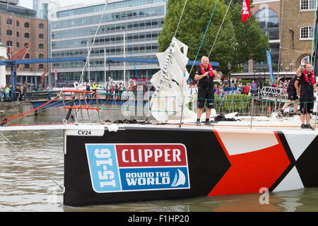 Die Clipper-Crew der LMAX Exchange gesponsert Yacht, Abfahrt St Katharine Docks zu Beginn des Rennens Clipper 2015-6. Stockfoto