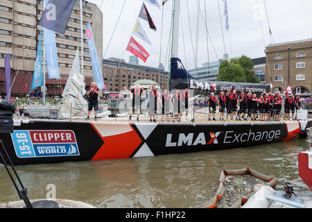 Die Clipper-Crew der LMAX Exchange gesponsert Yacht, Abfahrt St Katharine Docks zu Beginn des Rennens Clipper 2015-6. Stockfoto