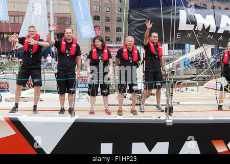 Die Clipper-Crew der LMAX Exchange gesponsert Yacht, Abfahrt St Katharine Docks zu Beginn des Rennens Clipper 2015-6. Stockfoto