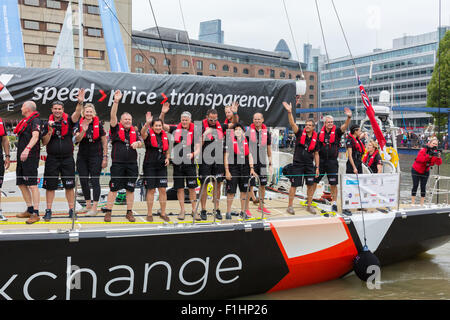 Die Clipper-Crew der LMAX Exchange gesponsert Yacht, Abfahrt St Katharine Docks zu Beginn des Rennens Clipper 2015-6. Stockfoto