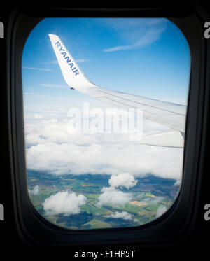 Blick über die Flügel auf Ryanair Flug Stockfoto