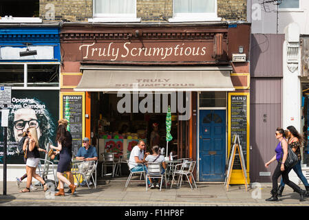 London, Chalk Farm, Camden Town, wirklich leckeres Bürgersteig Café Snackbar Café Fastfood englisches Frühstück Sandwiches Salate Stockfoto