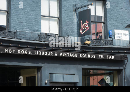 London, Chalk Farm, Camden Town, ist Joe 50's Pub Bar Rock & Roll Tanz Veranstaltungsort, Hot Dogs, besetzt Lokale Wahrzeichen Stockfoto