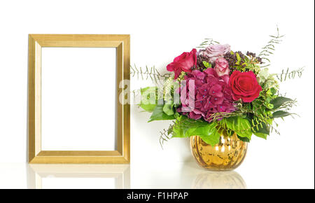 Duft von Rosenblüten und Goldrahmen mit Beispieltext Happy Birthday! Stockfoto