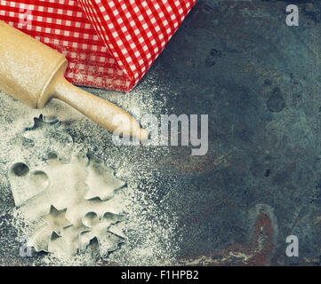 Ausstechformen, Nudelholz und Mehl. Weihnachts-Essen. Festliche Backen Konzept. Stockfoto