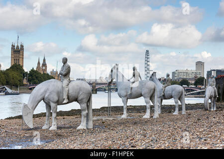 London, England, 09.02.2015. "The Rising Tide" ist eine Serie von vier 3,3 Meter hohen Pferd Skulpturen auf dem Vorland bei Nine Elms am Südufer, die ersten London-Kommission für international renommierte Unterwasser Bildhauer Jason DeCaires Taylor installiert. Diese Skulpturen werden versteckt und offenbart durch die Gezeiten, frei, von der riverside Promenade für bis zu zwei Stunden entweder Seite des Ebbe zu sehen. Die Skulpturen werden an Ort und Stelle im September. Stockfoto