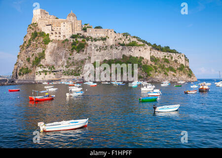 Küstenlandschaft von Ischia Porto mit Castello Aragonese und verankerte Holzboote Stockfoto