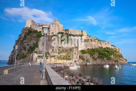 Küstenlandschaft von Ischia Porto mit Castello Aragonese und Straße auf dem Damm Stockfoto