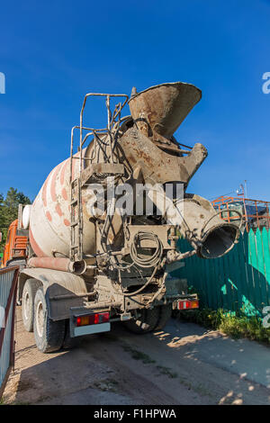 Betonmischer-LKW auf einer Baustelle Stockfoto