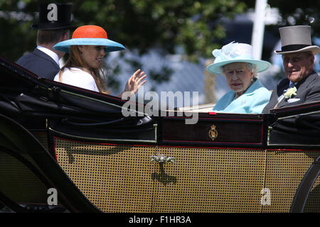 Berkshire, UK, 18. Juni 2015: Königin Elizabeth II., Prinz Philip, Prinzessin Beatrice und Prinz Andrew gesehen in Royal Ascot, Ladie Stockfoto