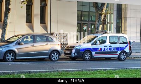 BORDEAUX, Frankreich 2. September 2015: Polizeiauto draußen vor dem Polizeiamt geparkt. Stockfoto