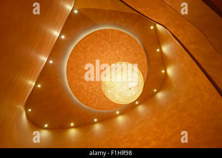 Moderner Kronleuchter und Deckenleuchten in einem Londoner Hotel Stockfoto