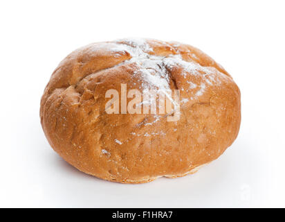 Hausgemachte ganze Runde Brot bestreut mit Mehl Closeup auf weißem Hintergrund Stockfoto