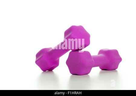 Fitness-Konzept mit zwei rosa Hanteln auf weißem Hintergrund, Nahaufnahme Stockfoto