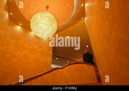 Wachmann am oberen Ende der Treppe in einem Londoner Hotel Stockfoto