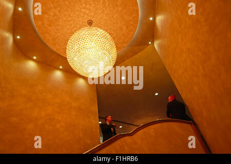 Gast im Gespräch mit Sicherheitsmann in einem Londoner Hotel Stockfoto
