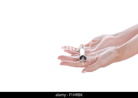 Alte Glas mehrere Verwendung Spritze in weiblicher Hand, Closeup auf weißem Hintergrund Stockfoto