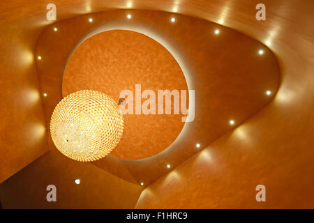 Moderner Kronleuchter und Deckenleuchten in einem Londoner Hotel Stockfoto