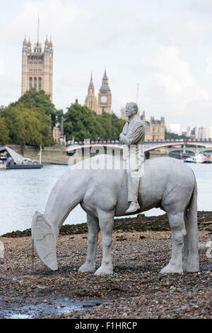 London, England, 09.02.2015. "The Rising Tide" ist eine Serie von vier 3,3 Meter hohen Pferd Skulpturen auf dem Vorland bei Nine Elms am Südufer, die ersten London-Kommission für international renommierte Unterwasser Bildhauer Jason DeCaires Taylor installiert. Diese Skulpturen werden versteckt und offenbart durch die Gezeiten, frei, von der riverside Promenade für bis zu zwei Stunden entweder Seite des Ebbe zu sehen. Die Skulpturen werden an Ort und Stelle im September. Stockfoto