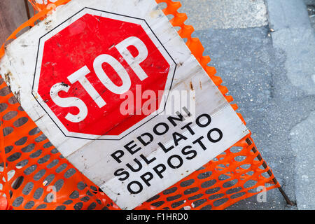 Road-Barriere mit Stop-Schild und Text auf Italienisch bedeutet Fußgänger auf der gegenüberliegenden Seite Stockfoto