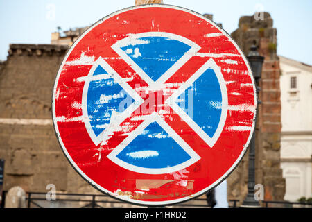 Runde Grunge Straßenschild vor alten unscharfen Stadt Hintergrund ist stehend verboten. Stockfoto