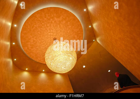 Wachmann am oberen Ende der Treppe in einem Londoner Hotel Stockfoto