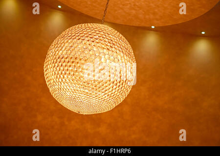 Moderner Kronleuchter und Deckenleuchten in einem Londoner Hotel Stockfoto