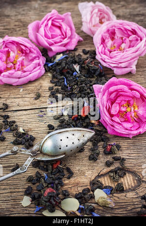 Knospen der Tee Rosen in Holzkiste mit Schweißen im rustikalen Stil Stockfoto