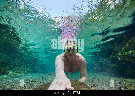 Unterwasser Foto zeigt einen weiblichen Schwimmer schwimmen durch Rock Springs laufen in Kelly Park in Zentral-Florida Stockfoto