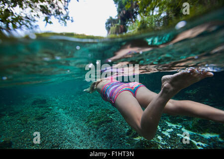 Unterwasser Foto nach einer weiblichen Schwimmer durch Rock Springs laufen in Kelly Park in Zentral-Florida Stockfoto