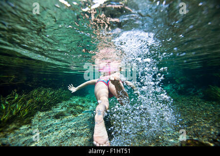 Unterwasser Foto nach einer weiblichen Schwimmer durch Rock Springs laufen in Kelly Park in Zentral-Florida Stockfoto