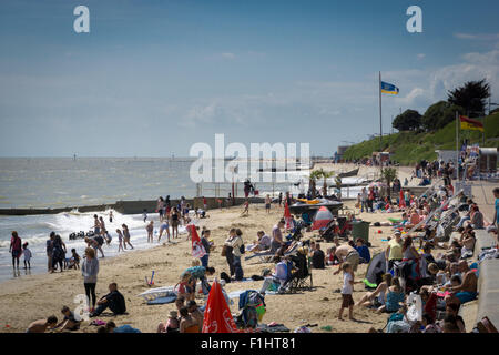 Einem überfüllten Strand in Clacton-on-Sea, Essex, UK Stockfoto