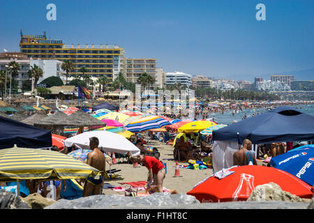Einem überfüllten Strand in Benalmadena, Costa Del Sol, Spanien. Stockfoto