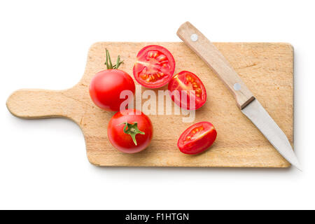 gehackte Tomaten und Messer auf Schneidebrett Stockfoto